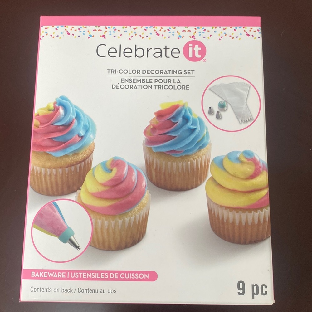 9 piece Cupcake Decorating Set NIB open, tips & piping bags